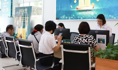 Nhiều người không vội mua vì tin giá vàng giảm tiếp