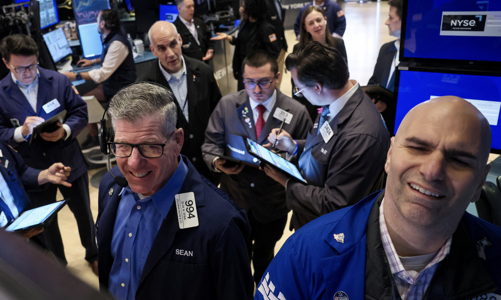 Chứng khoán Mỹ tăng nhờ triển vọng lãi suất Fed “sáng” hơn, giá dầu vẫn trượt dốc