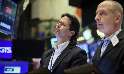 Chứng khoán Mỹ lập kỷ lục mới nhờ cổ phiếu Apple, giá dầu giữ đà hồi phục