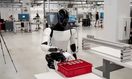 Tesla đưa 2 robot hình người vào làm việc tại nhà máy