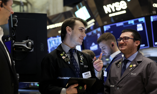 Chứng khoán Mỹ lập kỷ lục liền 4 phiên nhờ lạm phát yếu đi, dầu thô vững giá
