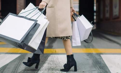 Thương hiệu xa xỉ thay đổi chiến lược khi người tiêu dùng không có tâm trạng mua sắm 