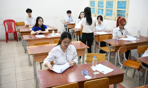[Phóng sự ảnh]: Kỳ thi tốt nghiệp THPT năm 2024 bắt đầu với môn thi đầu tiên