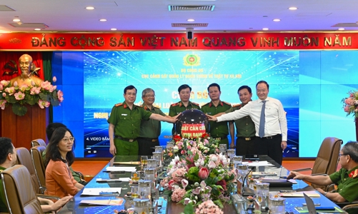 Vietcombank là ngân hàng đầu tiên khai thác Dịch vụ xác thực điện tử của Bộ Công an 