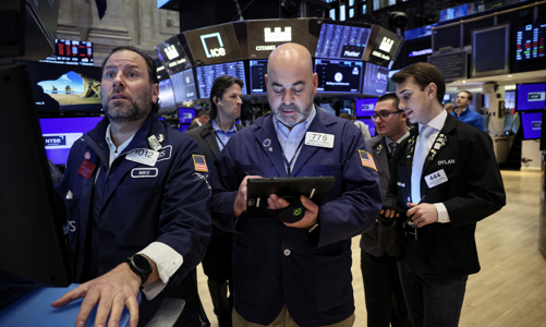 Chứng khoán Mỹ lập kỷ lục mới, giá dầu tăng mạnh