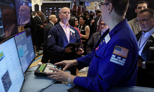 Chứng khoán Mỹ liên tiếp phá kỷ lục, giá dầu lao dốc