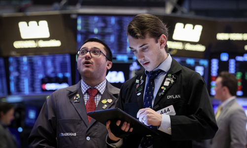 Chứng khoán Mỹ giảm nhẹ, giá dầu trượt dốc xuống đáy 6 tuần