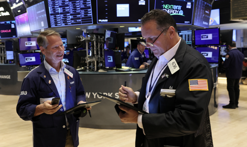 Chứng khoán Mỹ tụt điểm vì cổ phiếu công nghệ, giá dầu xuống đáy 7 tuần