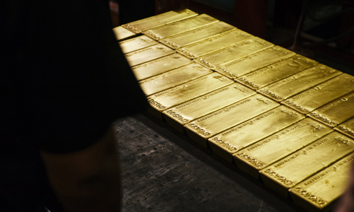 Vàng trượt giá sáng đầu tuần, nhà đầu tư hồi hộp đợi số liệu kinh tế Mỹ