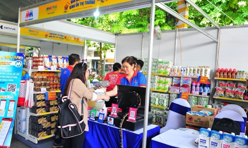 Công nhân vui mừng được mua hàng giảm giá