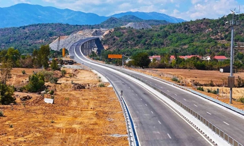 Đồng tâm hiệp lực 500 ngày đêm, hoàn thành 3.000 km cao tốc vào năm 2025