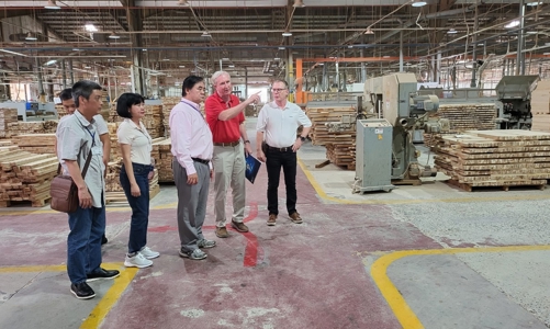 Người đàn ông Mỹ có trái tim Việt và khát vọng biến rác thải biển của Việt Nam thành vàng 