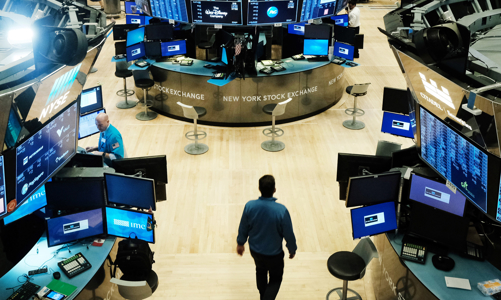 Chứng khoán Mỹ tăng sau biên bản cuộc họp Fed, giá dầu tiếp tục trượt dốc