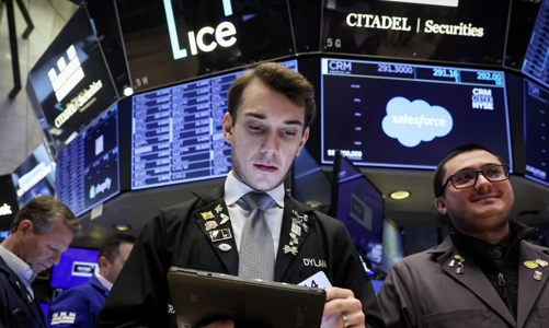 Chứng khoán Mỹ và giá dầu cùng “xanh rực” sau khi Chủ tịch Fed phát tín hiệu giảm lãi suất