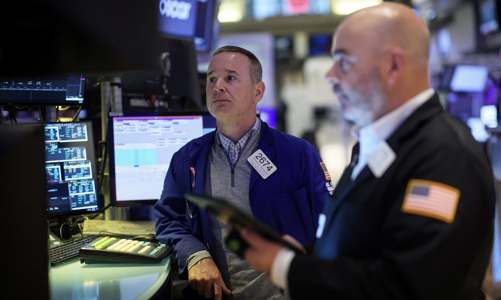 Chứng khoán Mỹ lập kỷ lục mới nhờ số liệu đơn hàng, giá dầu tăng 3% sau tin Libya