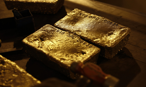 Giá vàng hồi mạnh dù USD tăng giá trong lúc chờ tin lạm phát Mỹ