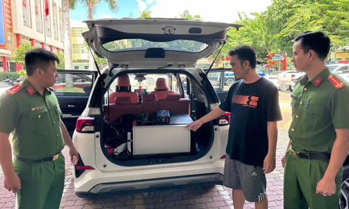 Bắt nhóm người chở thiết bị BTS đi khắp TP.HCM để phát tán tin nhắn quảng cáo web cờ bạc