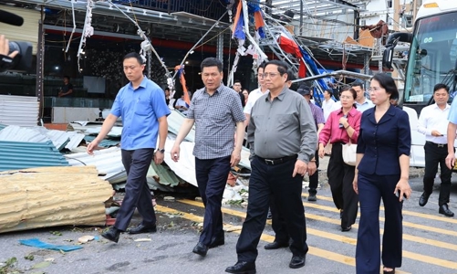 Thủ tướng đi thị sát, động viên người dân và chỉ đạo khắc phục hậu quả bão số 3 tại Quảng Ninh