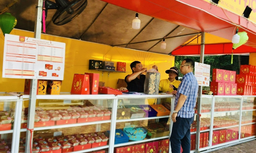 Bánh Trung thu bình dân “lên ngôi” nhưng thị trường vẫn “nóng” chậm