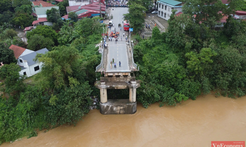 [Phóng sự ảnh] Các lực lượng khẩn trương cứu hộ vụ sập cầu Phong Châu