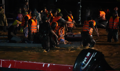 [Phóng sự ảnh] Trắng đêm cứu hộ tại Thái Nguyên trong trận lũ lịch sử