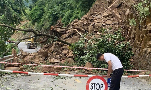 Nghệ An nhiều điểm sạt lở đất, đá do mưa lớn