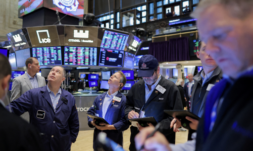 S&P 500 tăng phiên thứ hai liên tiếp, giá dầu lao xuống đáy gần 3 năm