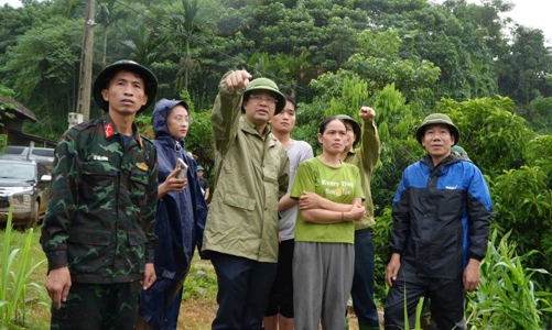Huy động tối đa nhân lực, phương tiện tìm kiếm các nạn nhân bị lũ quét ở Làng Nủ