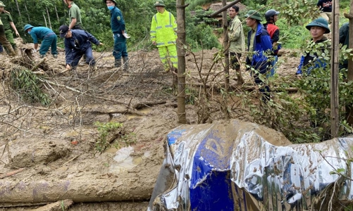 Liên tiếp xảy ra những vụ lũ quét, sạt lở đất khiến hàng trăm người chết và mất tích