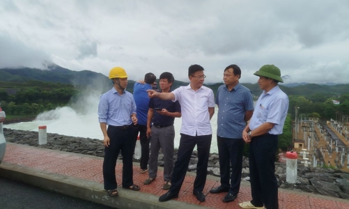 Số người chết và mất tích liên tục tăng, quân đội sẵn sàng phương án dùng trực thăng cứu nạn