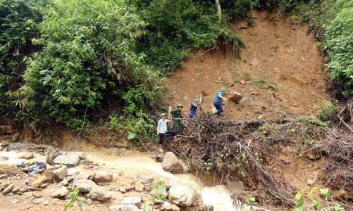 Đất đá vùi lấp đường độc đạo, hơn 400 người bản biên giới bị cô lập