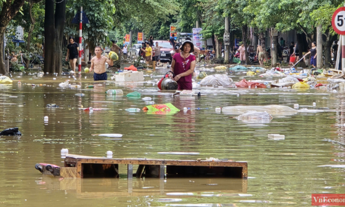 [Phóng sự ảnh]: Người dân Tuyên Quang: Nước rút tới đâu, dọn nhà tới đó