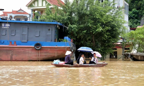 Ninh Bình dừng lệnh di dân do mực nước lũ trên sông Hoàng Long rút