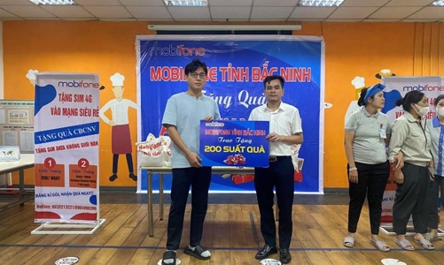 MobiFone kết nối yêu thương: Trao hàng trăm phần quà tận tay người lao động, hỗ trợ dạy học trực tuyến mùa bão lũ