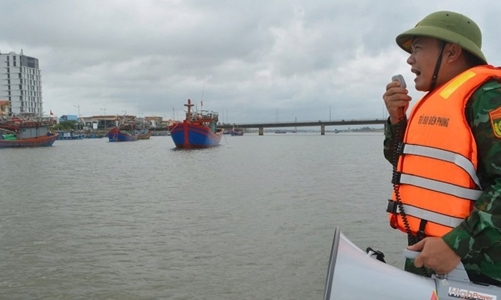 Quảng Bình cấm biển, chuẩn bị lương thực ứng phó với mưa bão dài ngày