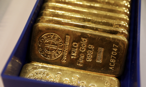 Đà tăng khó cản, giá vàng lần đầu tiên vượt ngưỡng 2.700 USD/oz