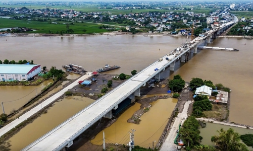 Hợp long cầu Đống Cao vượt sông Đào tại Nam Định