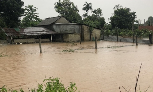 Bão áp sát miền Trung, nhiều địa phương ngập lụt 