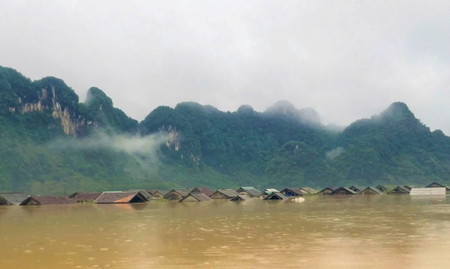 Mưa lớn kéo dài tại miền Trung, hàng trăm ngôi nhà ngập trong biển nước