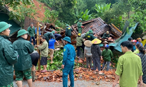 Mưa rất lớn tại miền Trung gây sạt lở, ngập sâu