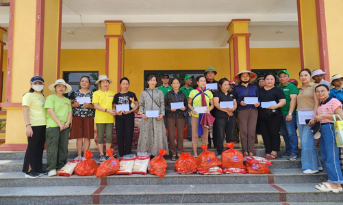 Tạp chí Kinh tế Việt Nam cùng nhà tài trợ chia sẻ khó khăn với người dân vùng lũ Yên Bái