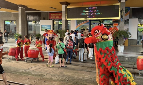 Vé tàu Tết 2025 bắt đầu mở bán với nhiều chính sách mới