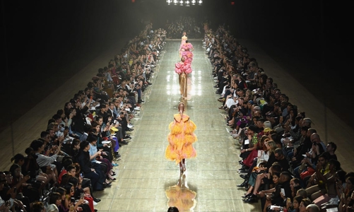 Giữa thời lạm phát, một show diễn tại tuần lễ thời trang tiêu tốn bao nhiêu tiền?
