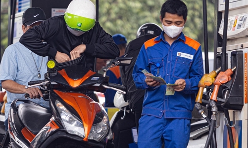 Giá xăng dầu quay đầu giảm, xăng RON95-III về dưới mức 20.000 đồng/lít