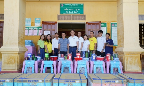 Tạp chí Kinh tế Việt Nam cùng Nhựa Duy Tân hỗ trợ người dân Yên Bái khắc phục hậu quả cơn bão số 3