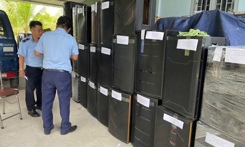 Quản lý thị trường TP.HCM truy quét hàng giả bán trên TikTok, Facebook