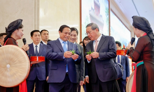 Hai Thủ tướng Việt Nam - Trung Quốc thưởng lãm dân ca Quan họ, tranh dân gian Đông Hồ