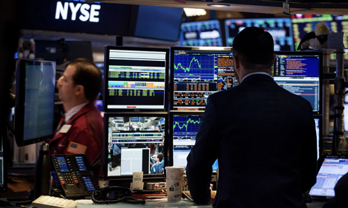 Chứng khoán Mỹ tụt khỏi ngưỡng kỷ lục, giá dầu “bốc hơi” hơn 4%