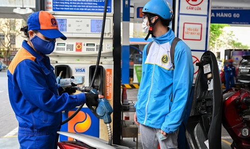Giá xăng dầu giảm nhẹ, xăng RON95-III xuống dưới 21.000 đồng/lít