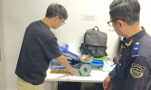 Hải quan Hà Nội phát hiện người nước ngoài giấu 7kg kim loại nghi vàng nhập cảnh sân bay Nội Bài